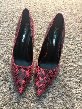 Fashion Nova Pink Snake-Print Pointed Pumps